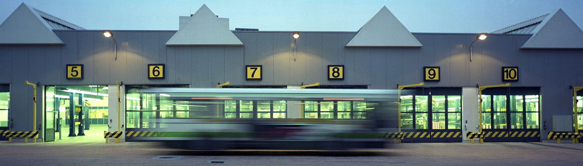 Façade sud du centre bus de Belliard au moment de sa création en décembre 1987 © RATP - Gérard DUMAX
